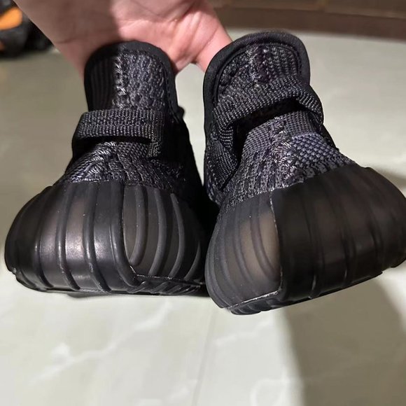 Adidas BOOST yeezy 350 V2  Size 8.5